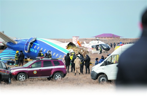 这是12月25日在哈萨克斯坦阿克套市附近拍摄的坠机现场。新华社发